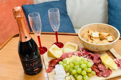 Lisbon: Romantic Cruise with Wine & Portuguese Tapas
