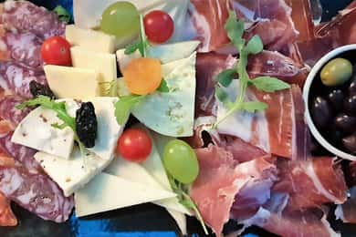 Zagreb: Private Food and History Walking Tour with Tastings