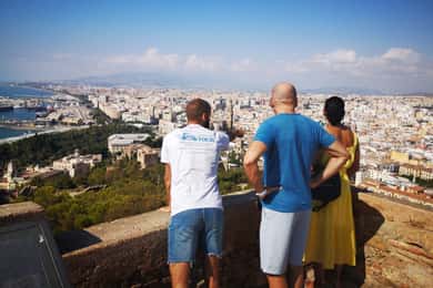 Malaga: Electric Car City Tour and visit Gibralfaro Castle