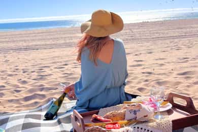 Lisboa: Piquenique com brunch na praia, montagem e traslados