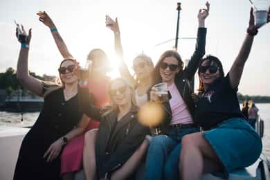 Varsóvia: Festa de barco com bebidas ilimitadas e entrada VIP no clube