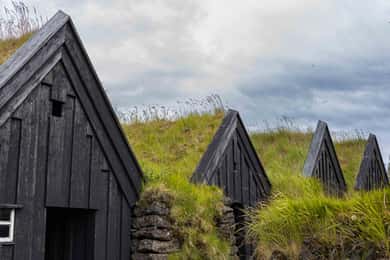 Die alte Rasenfarm in Keldur: Willst du in der Zeit zurückreisen?