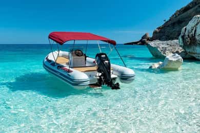 Cala Gonone: 6-Meter-Beibootverleih (ohne Bootsführerschein)