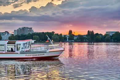 Hamburg: Kreuzfahrt in der Dämmerung