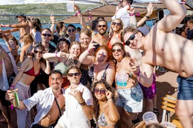 Opsplitsen: Blue Lagoon Bootfeest met DJ's, Shots & After-Party