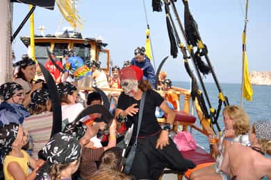 Alanya: Öğle Yemeği ve Sınırsız İçki ile Korsan Teknesi
