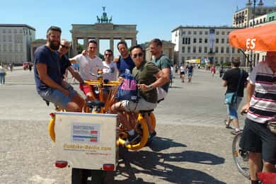 Berlin: Fun Private Guided Sightseeing Tours with Teambikes