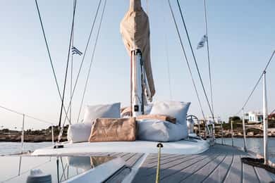 Pireas: Private Day Trip to Aegina on a Yacht with Lunch