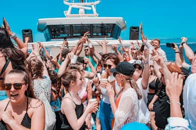 Mallorca: Båtparty med DJ, buffé och underhållning