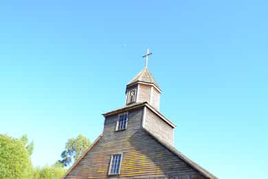 Ilha Lemuy: Igrejas e árvores em Chiloé.