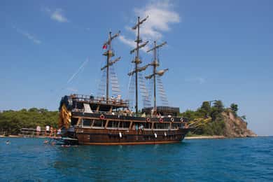 Alanya: Yemek, İçecek ve Transfer Seçeneği Dahil Parti Korsan Tekne Turu