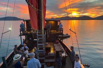 Hua Hin: Crucero con cena en velero al atardecer en Siamtara con servicio de recogida