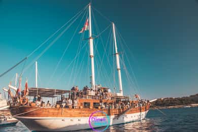 Sliema: Segelbåtsfest med öppen bar, mat och bad