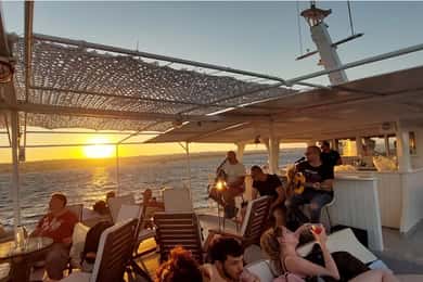 Rodi: Crociera al tramonto con musica dal vivo, vino e buffet greco