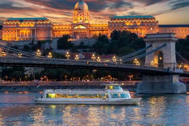 Budapest: Crucero nocturno y cena con bebida de bienvenida