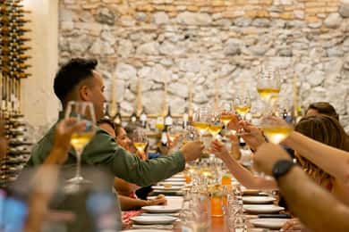 Catania: Cata de vinos volcánicos en un mercado metropolitano