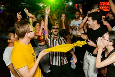 Lisboa: Pub Crawl com bar aberto, shots e entrada no clube VIP