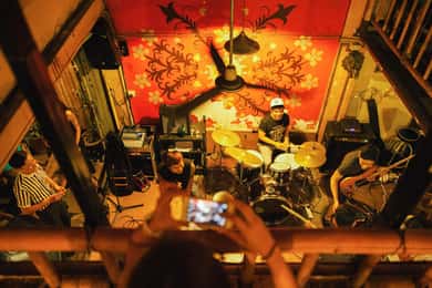 Chiang Mai: Chiang Mai Bar Hopping Tour nocturno guiado