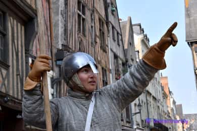 Immersive guided tour of Tours in the 13th century.