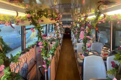 Excursão de ônibus com chá da tarde inspirado no Oasis