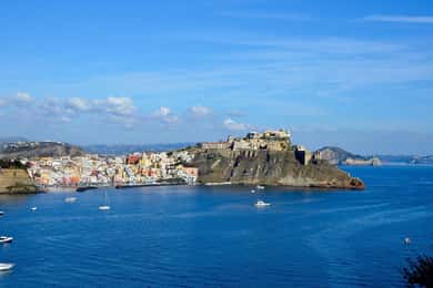 Ischia e Procida: Escursione in Gommone con Nuotate e Sosta per il Pranzo