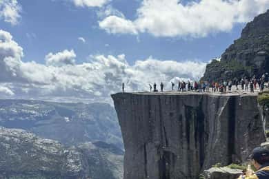 Local guided hikes in the area around Preikestolen