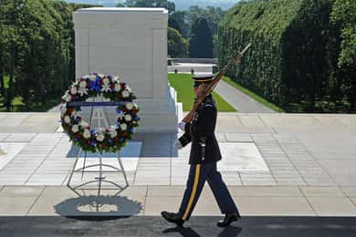 Cerimônia do Cementário de Arlington e da Guarda com o Memorial de Iowa Jima