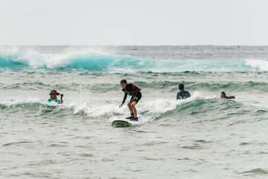 Oahu: Beginner-Friendly Waikiki Beach Surfing Lesson