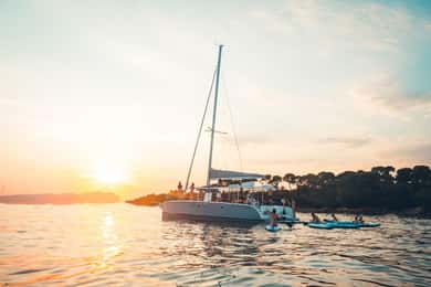 Marseille : Excursion en catamaran au coucher du soleil avec Stand-up Paddle et vin