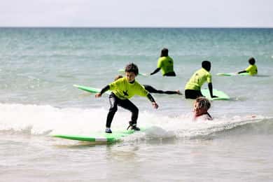 Esperienza di surf di 2 ore a Newquay - Lezione privata per famiglie