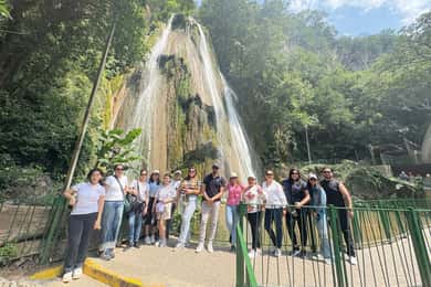 Excursão à famosa Cascata Cola de Caballo e à vila mágica de Santiago NL