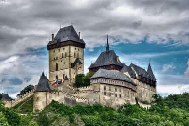 Praga: Excursão com tudo incluído ao Castelo de Karlstejn e às cavernas