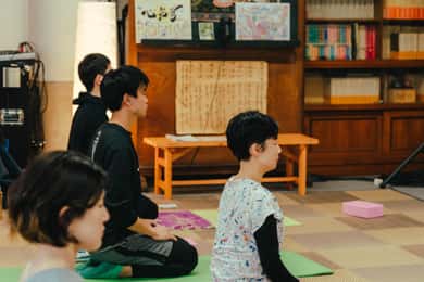 京都日本の寺院でのヨガセッションと食事