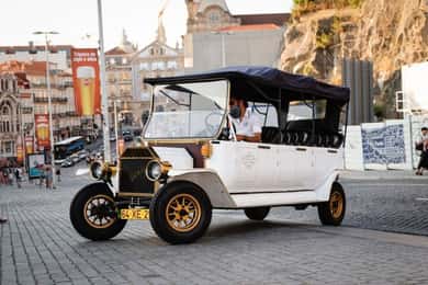 Porto und Foz: Private Douro Stadtführung in einem elektrischen Ford T