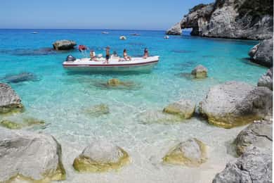 Cala Gonone: Golf von Orosei Dinghy Cruise mit Badestopps