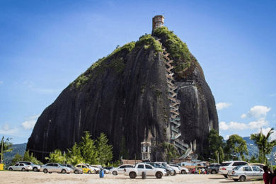 Medellín: Viagem de 1 dia a Guatape e El Penol Rock com passeio de barco