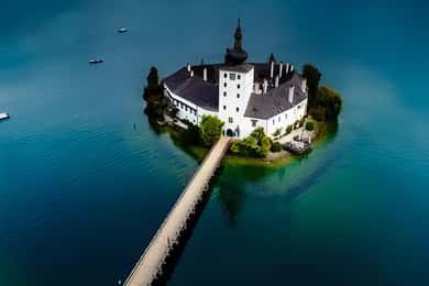 Vienna: Traunsee, Hallstatt, and Salzburg Day Tour