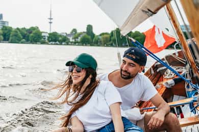 Hamburg: Alster Segeltour auf einem 2-Mast-Segelboot