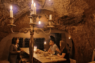Rom: Vinprovning vid levande ljus i antik romersk grotta