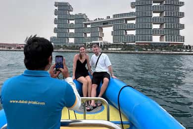 Dubai: Guided Speedboat Tour with City Sights & Ice Cream.