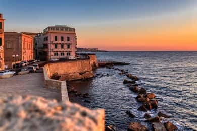 Syracuse: sunset tour and fresh seafood aperitif