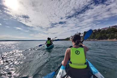 Crikvenica: begeleide kajaktocht langs de kust met wandeling naar een uitkijkpunt