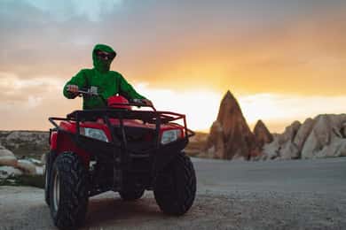 Kapadokya: Göreme ATV macera turu gün batımı veya gündüz.
