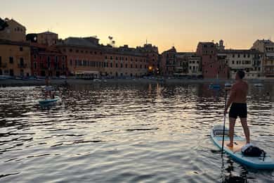 SUP-Verleih in der Baia del Silenzio in Sestri Levante