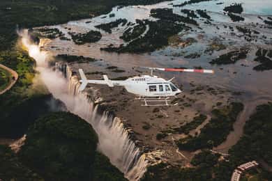 Puente demasiado lejos: vuelo en helicóptero, visita a las cataratas y paseo en barco al atardecer