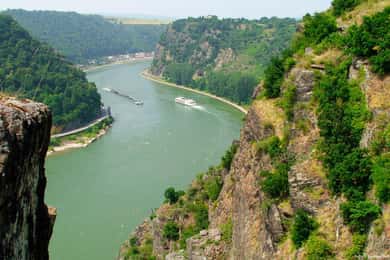 Middle Rhine Valley: Winegrower's mulled wine tasting with prior Loreley boat trip