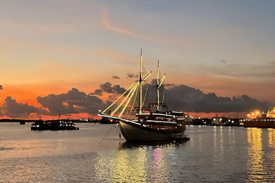 Bali: Phinisi Dinner Cruise bij zonsondergang met entertainment