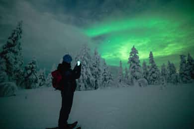 Nattlig snöskovandring i Lappland