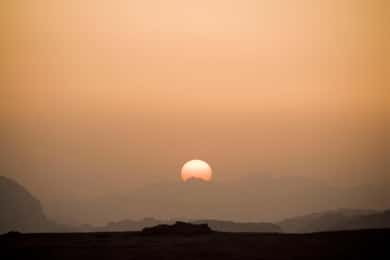 Wadi Rum: 10 timmars jeeptur med pass, kamel, sandbording och lunch