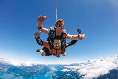 Von Zürich aus: Interlaken Fallschirmspringen & Rundflug-Abenteuer